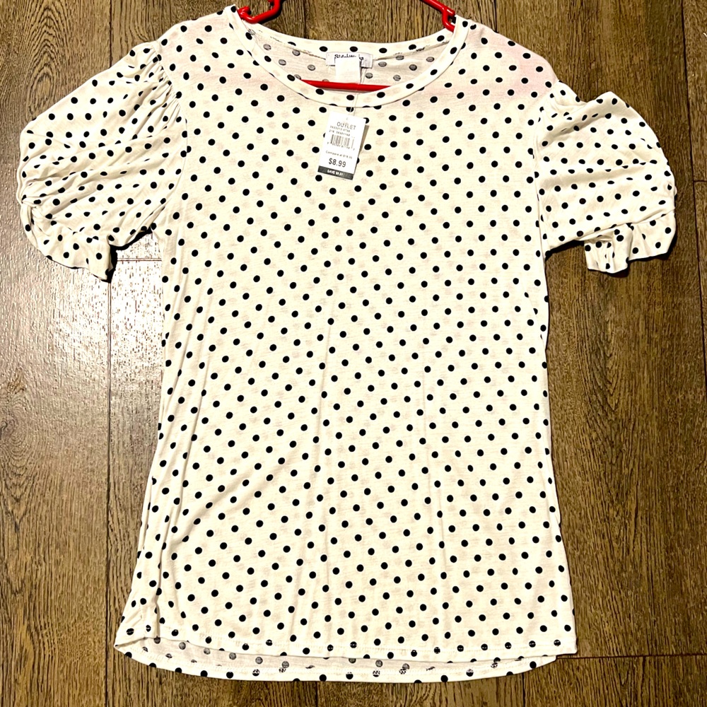 Short sleeve white and black poke o dot